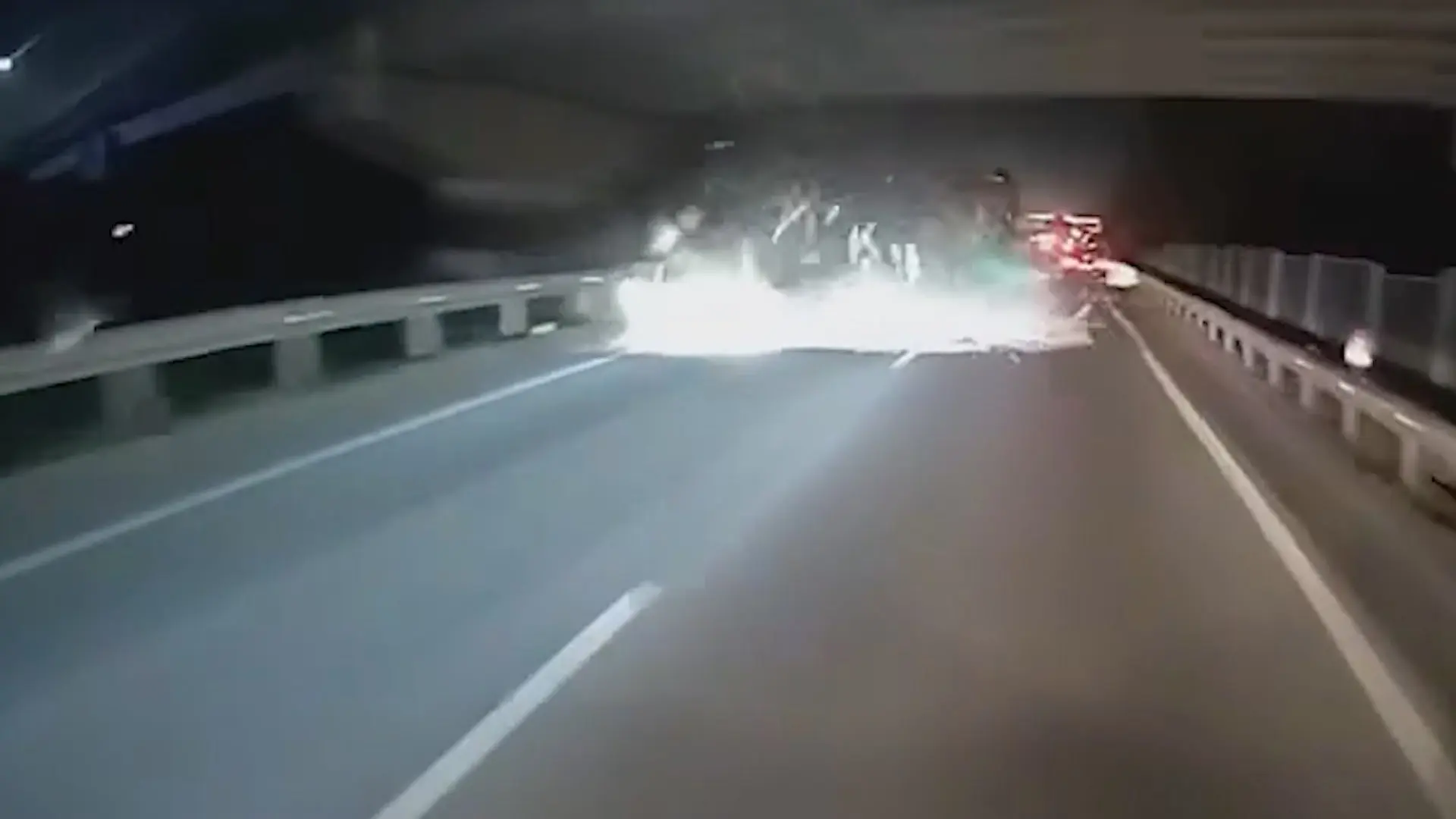 Xe tải chở hàng quá khổ gây cản trở giao thông